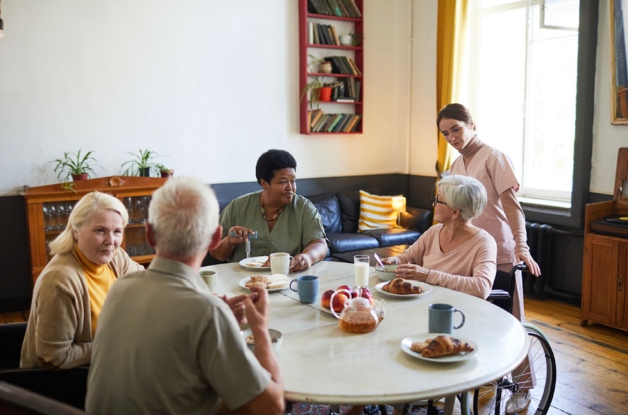 Seniorin wird liebevoll zuhause betreut